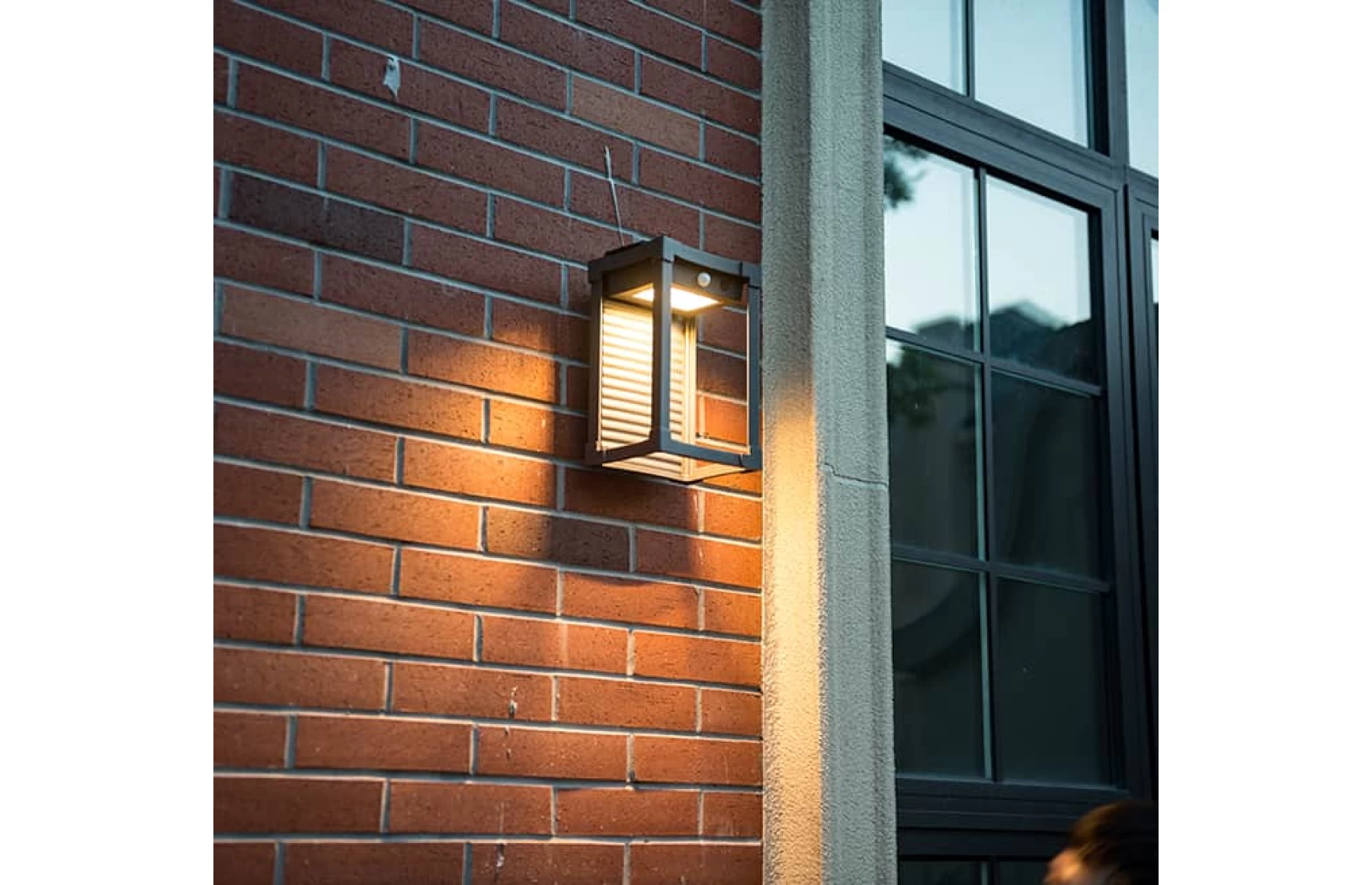 Aplica LED de exterior SOLIS, cu panou solar si senzor, aluminiu