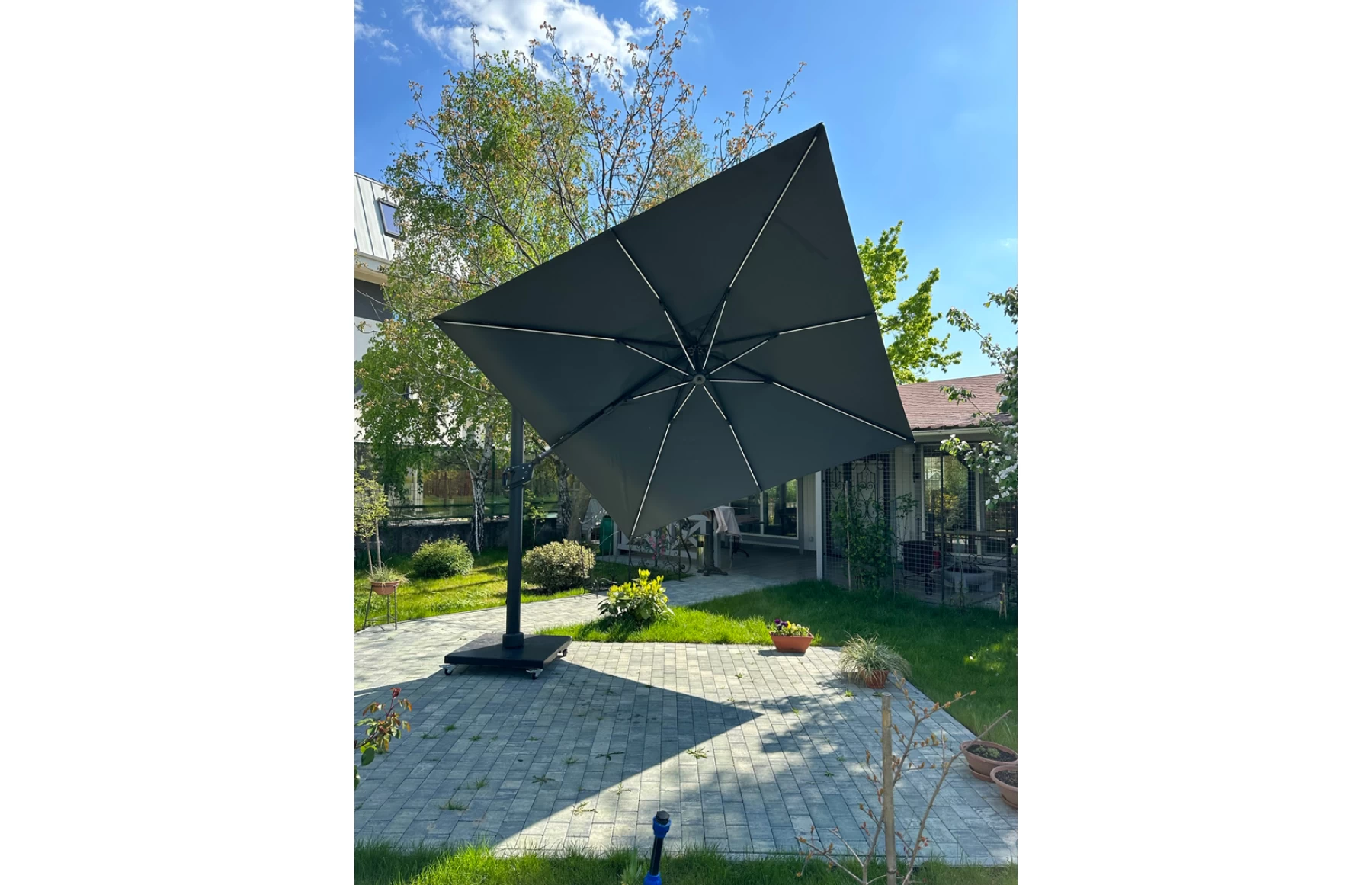 Umbrela de soare 3x3m pentru terasa si gradina, aluminiu, pliabila,cu LED culoare gri antracit, include suport granit